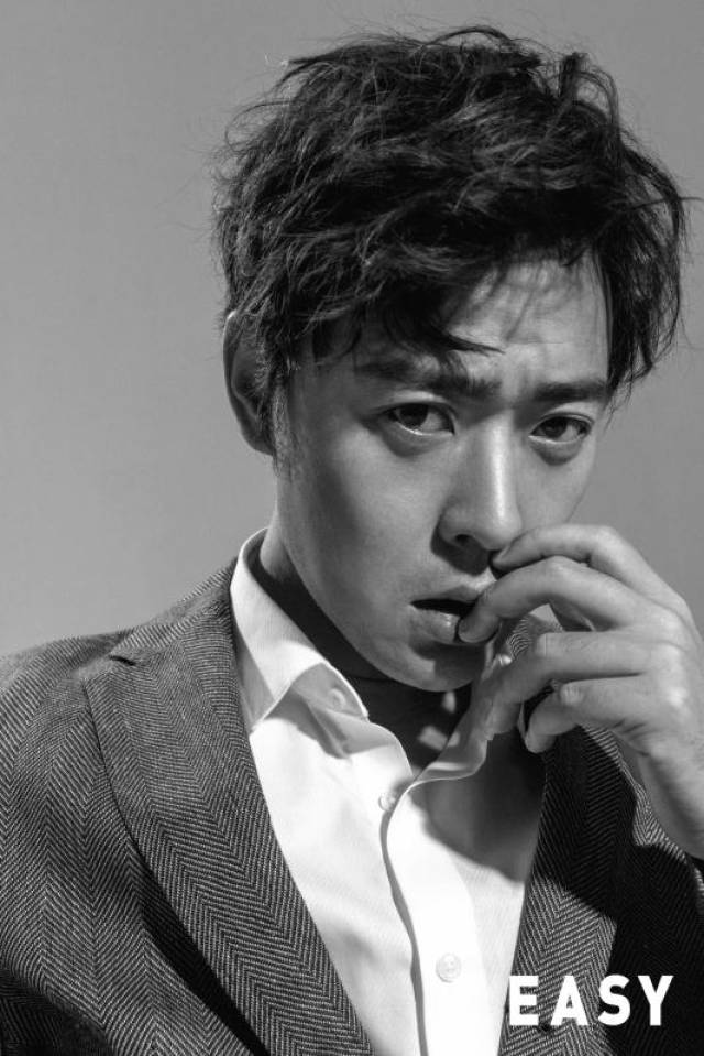 张桐黑白质感大片曝光 眼神深邃大展熟男魅力