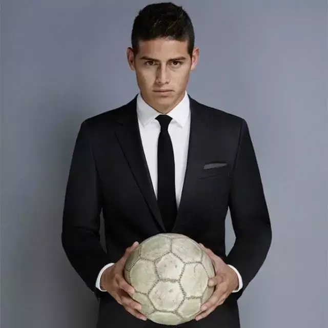 凭借一脚天外飞仙和头槌,哥伦比亚昂首挺进8强,也让j罗成为当年世界杯