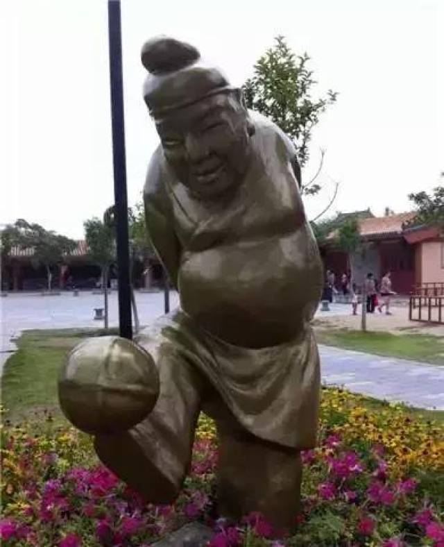 "鸳鸯拐"何解呢? 它其实是" 白打"的一种,类似现代花式足球的踢法.