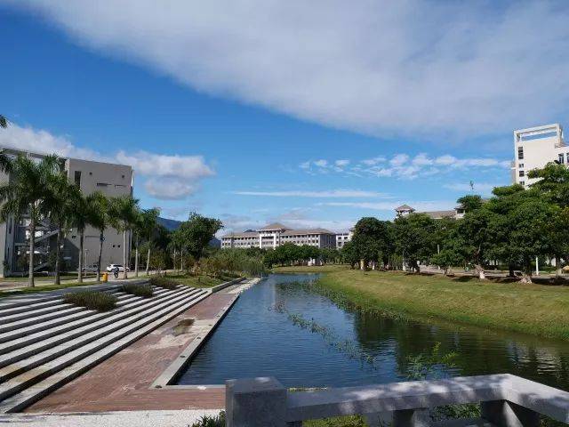 课余常去图书馆复习 坚持锻炼跑跑步健健身 也不能错过苍霞湖的美景