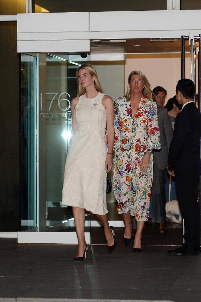 总统女儿伊万卡优雅出现街头 网友笑哭:后面的狗才是亮点