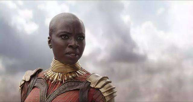 奥克耶(okoye)是非洲国家瓦坎达(wakanda)的部落居民,她在少女时期被