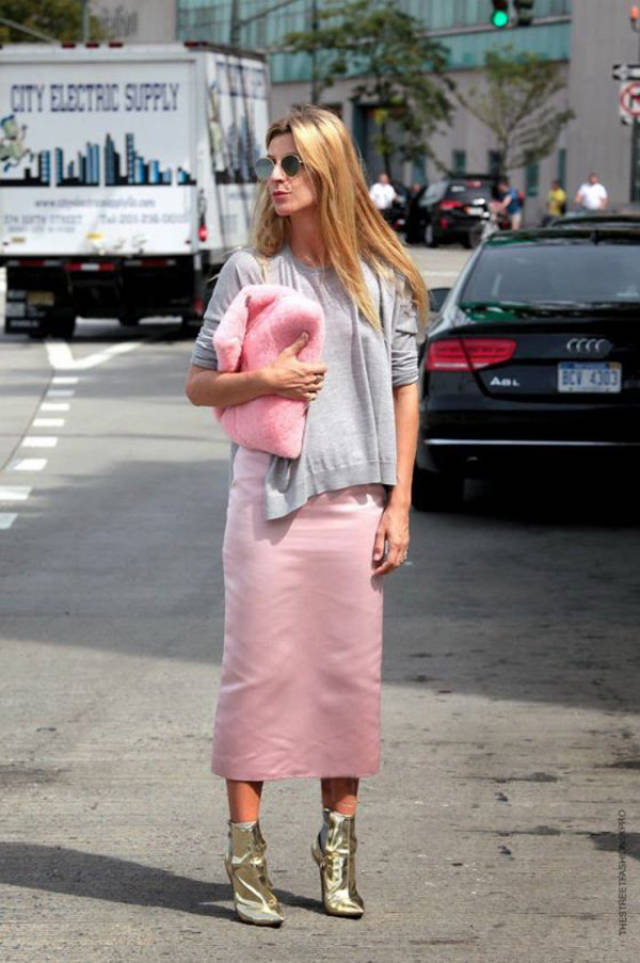 灰色上衣搭配绸缎粉色半身裙,女王的知性气质扑面而来,潮人手里还拿了