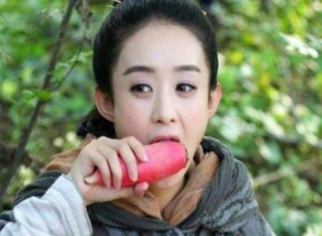 赵丽颖演吃东西,生吃萝卜,说啃就啃,仿佛再吃美味水果一样,颖宝果然