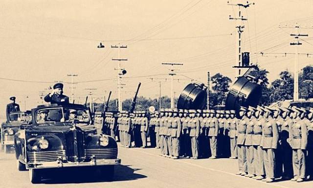 1953年国庆阅兵,前为阅兵首长朱德,后为阅兵总指挥张宗逊