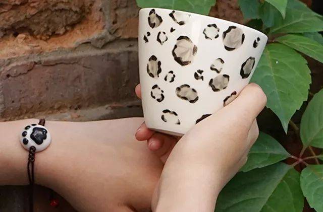 另外半圈是白花花的肚皮 杯底还有 高萌爪印 一杯在手,"豹"开心 项链