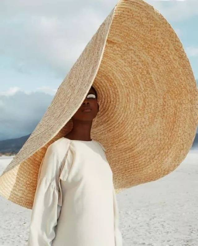 今年夏天最火的帽子当属这款ooooooversizeeeeeee草帽,jacquemus一把