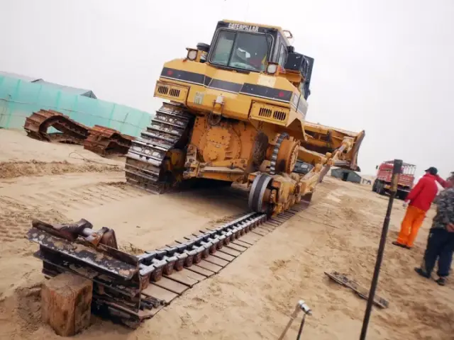 一切准备就绪,推土机到位准备拆链轨,首先是拆连接板,陆班长带领员工