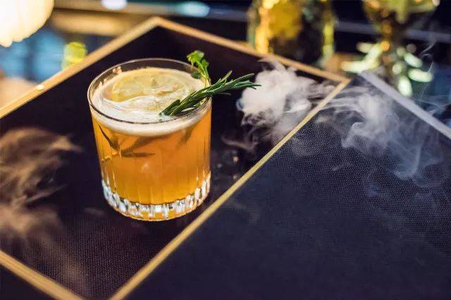 绝非类似,金酒和柑曼怡别出心裁地赋予了其大胆而不失温婉的酒香馥郁