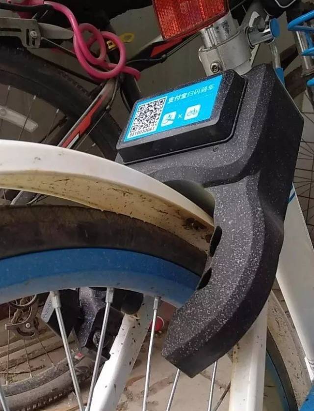 为省钱 男子用"氧割机"割断共享单车车锁