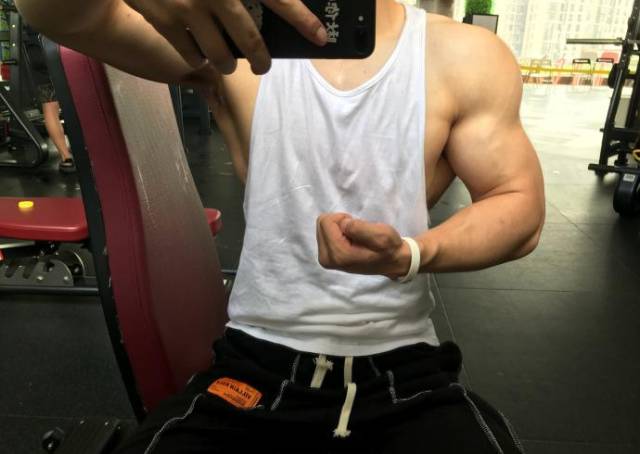 武汉体育学院巨臂少年95后健美小将国家二级举重运动员