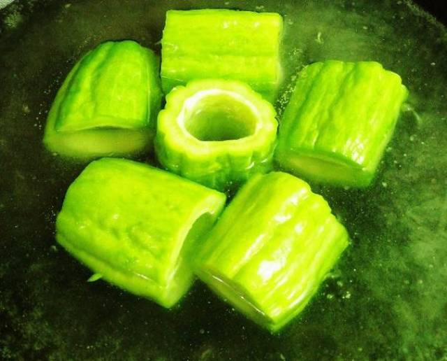 夏天解暑菜,苦瓜酿肉这样蒸,做法简单,咸鲜脆嫩,是道快手菜!