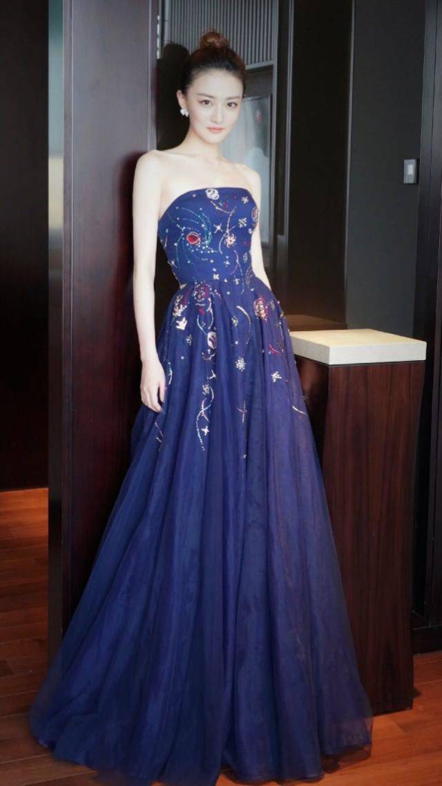 徐璐穿着白裙亮相,换了新刘海,样子美不美?