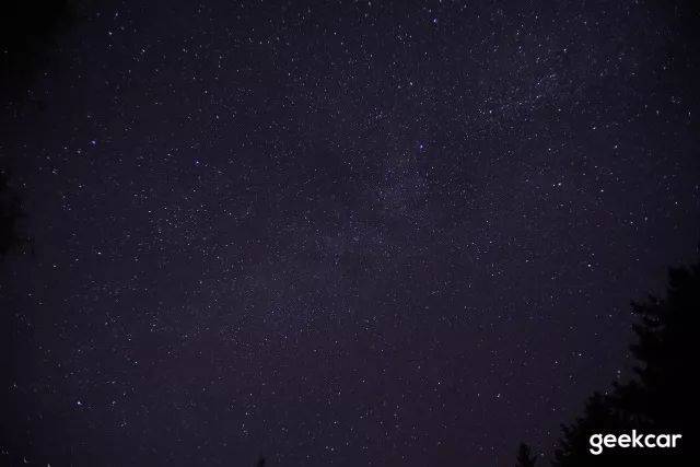 我们大半夜开着 model x 往返 280 公里,就为了拍几张星空的照片