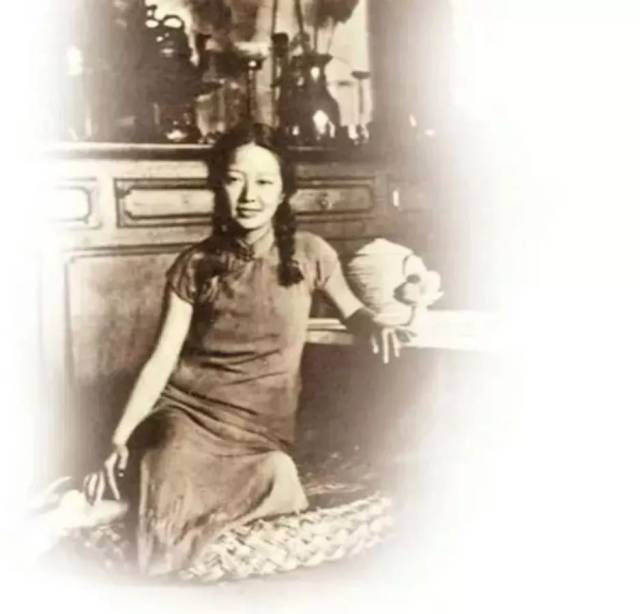 1933年,北平西城达子营28号沈从文家那棵槐树下,巴金,靳以,卞之琳在此