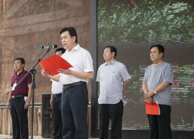 段长兴宣布中牟县第十四届西瓜擂台赛开幕