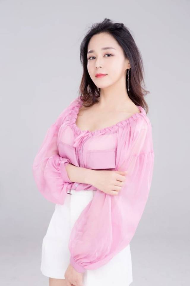 中国多栖发展女艺人李仙