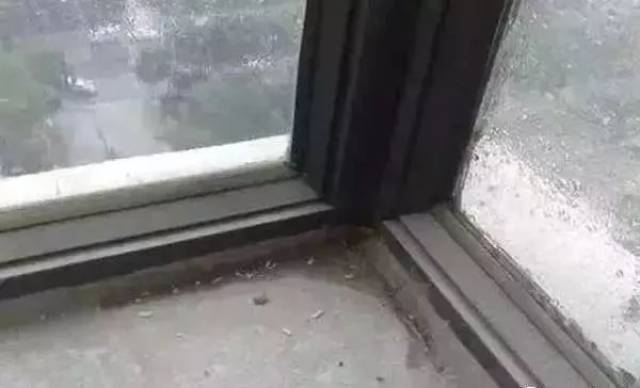 不留泄水孔或密封胶过厚堵塞了泄水孔,致使窗下框推拉槽内的雨水不能