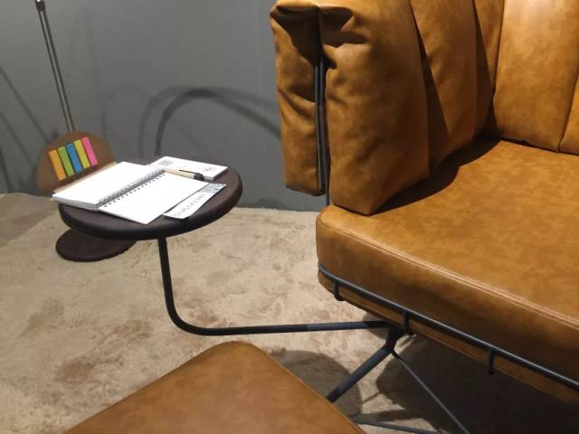 在进行休闲沙发的设计过程中既要满足其使用的基本功能又要满足用户