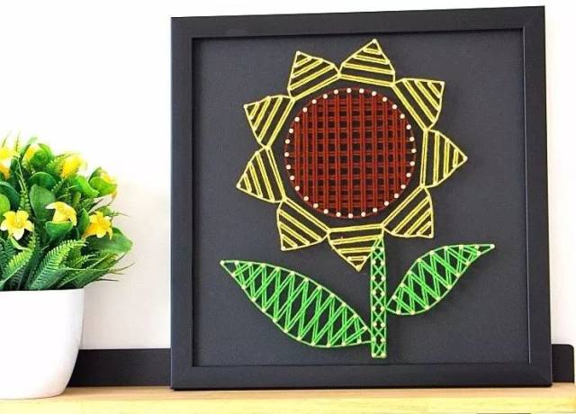 钉子画的做法是先在木板上钉上钉子 然后用线