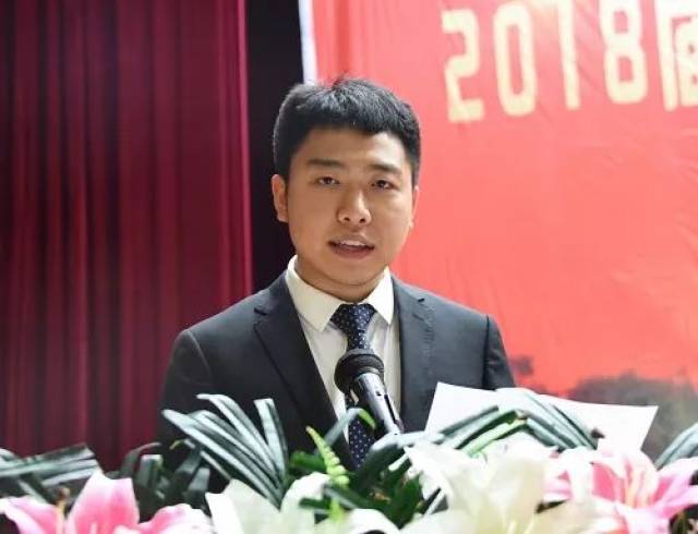 药学院2014级中药学专业张天竹同学作为毕业生代表发言