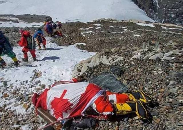 由于珠峰上常年冰雪覆盖,尸体很多年后依然是僵化的状态.