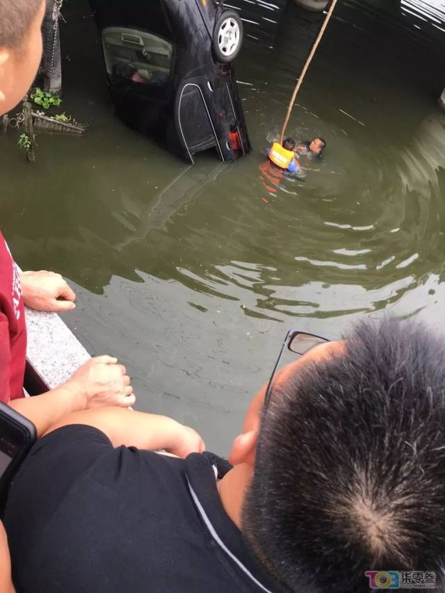 痛心!温州女司机开车坠河,捞尸视频