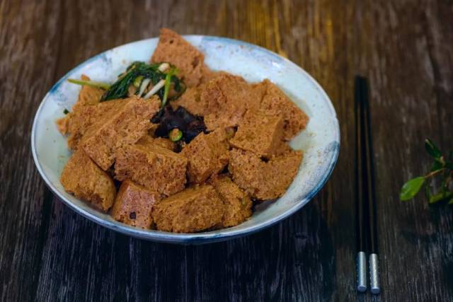 这是让詹姆士惦记了20年的上海味道!丨上海烤麸