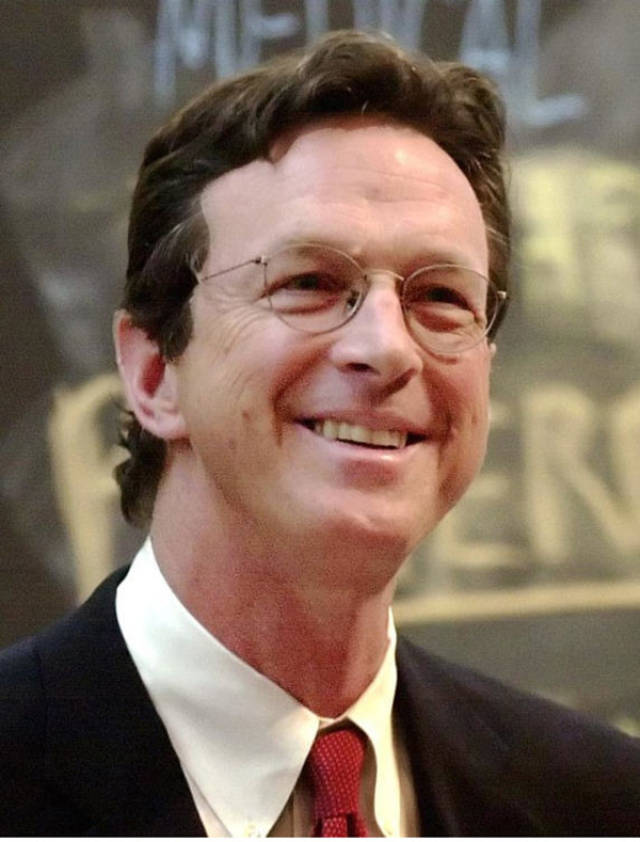 迈克尔·克莱顿(michael crichton)于1942年10月生于美国芝加哥,是