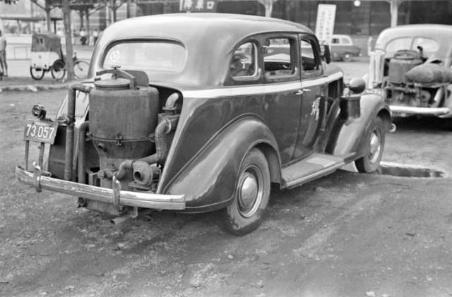 在缺乏汽油的年代,木炭汽车还不少.