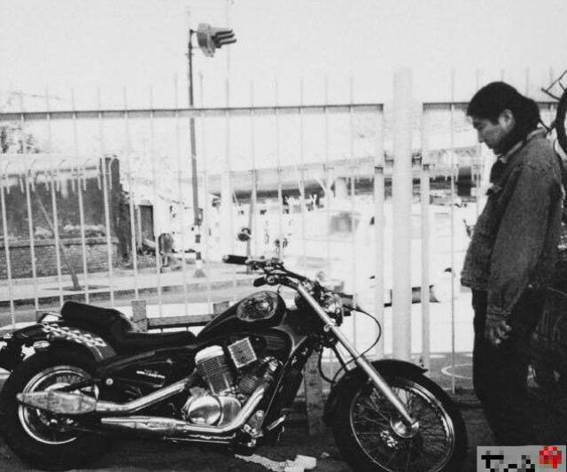 唐朝乐队原贝司手张炬,于1995年5月11日,骑摩托车行驶在北京西三环上