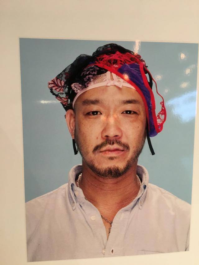 这位大叔头顶三条内裤,居然意味的有点帅.