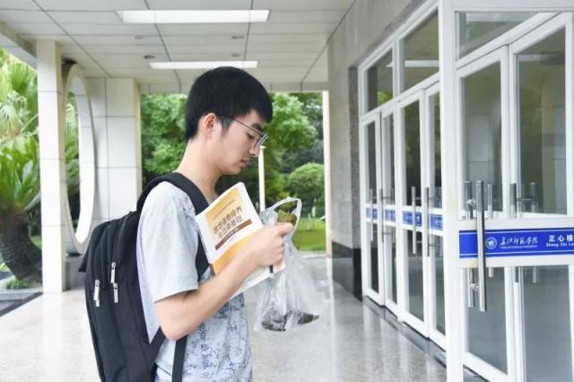 1 原谅捧花的我 盛装出席 只为错过你 穿拖鞋上课 2 戒了烟 我不习惯