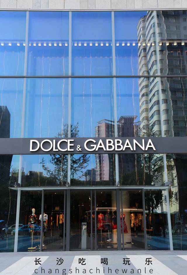 提起杜嘉班纳大家一定不陌生,出名的不止是两位创始设计师相爱相杀的