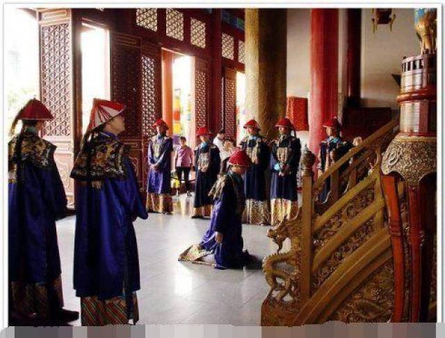 清朝大臣跪拜皇上图片图片
