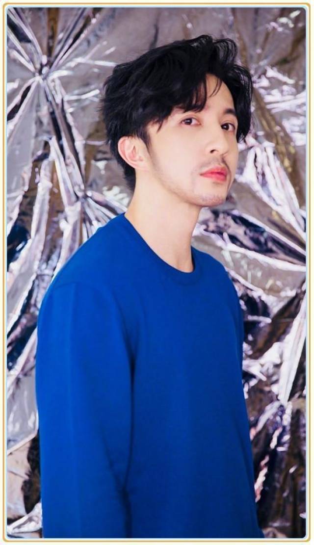 看了薛之谦胡渣照,再看看易烊千玺,才知道男人和男孩差距有多大