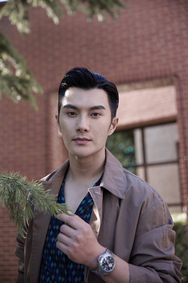 沈泰夏日暖意写真曝光 休闲风衣尽显慵懒随意