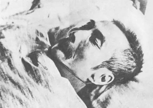 许广平(右1),儿子周海婴(右2),宋庆龄(左2),日本友人内山完造鲁迅墓前