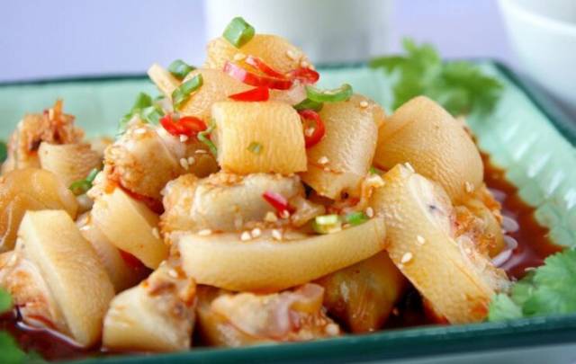 小伙靠手推车卖凉拌猪蹄,月销售额20万,胜过一般的金领