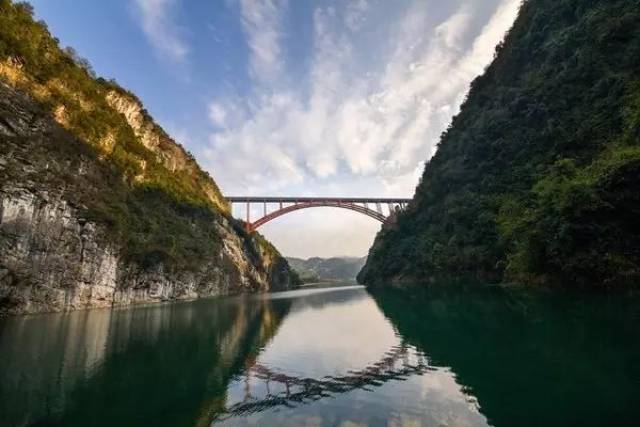 回水上溯使大坝上游的南里渡成为集水,湾,山,岩,村