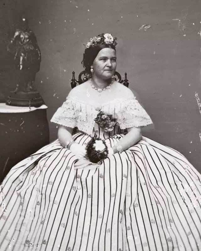 林肯夫人曾戴着全套蒂芙尼珍珠首饰 参加丈夫的就职典礼