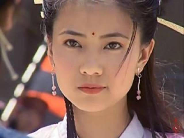 周芷若,张无忌,赵敏合影,尽管周芷若身着华服,赵敏则打扮如村姑,但