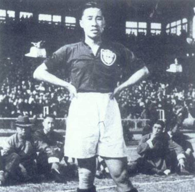 1923年,李惠堂率领中国足球队参加在日本举行的远东运动会,获得冠军.