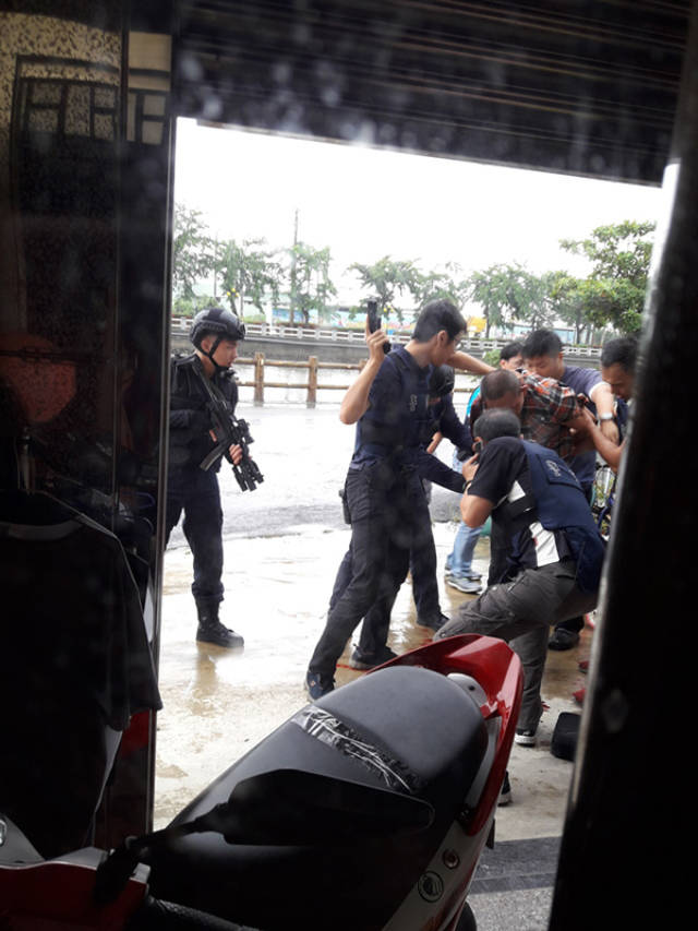 台湾高雄警方追缉要犯时连开16枪,一名过路女子被波及受伤