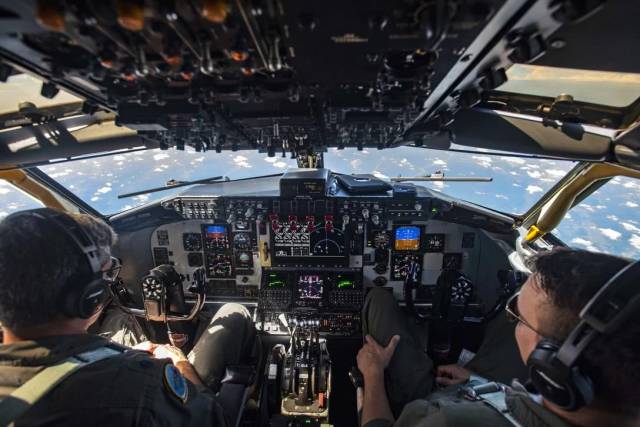 kc-135空中加油机的驾驶舱也很先进,飞行员操作环境整洁舒适.