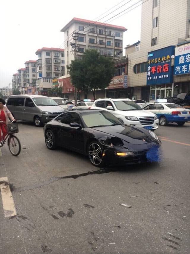 突發大連一保時捷超跑出車禍維修費恐足夠買輛家用車