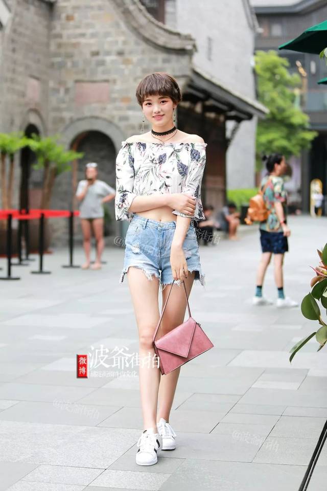印花一字肩配合短发更新干练气质!