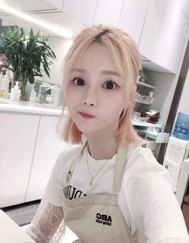 最近,姿态的女友紫琪又在微博上爆料了姿态小时候的惊人事迹!