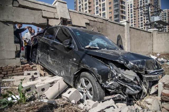 車撞牆能走交強險嗎 自己開車撞牆上能報交強險嗎