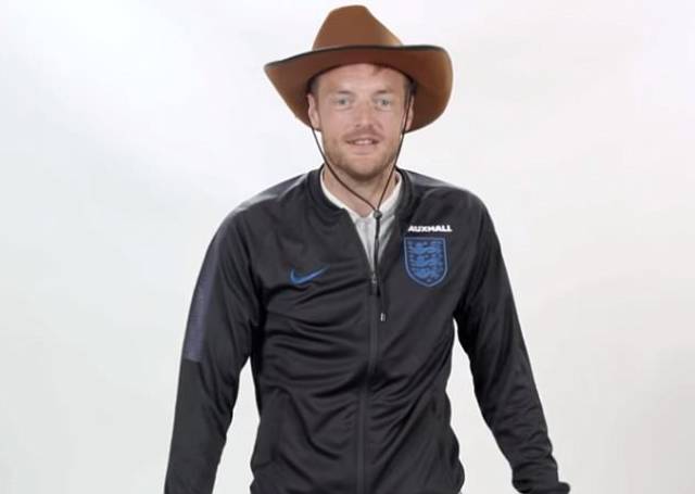 尴尬的是,当科登想要摘下戴尔的头盔时,虽然尽了最